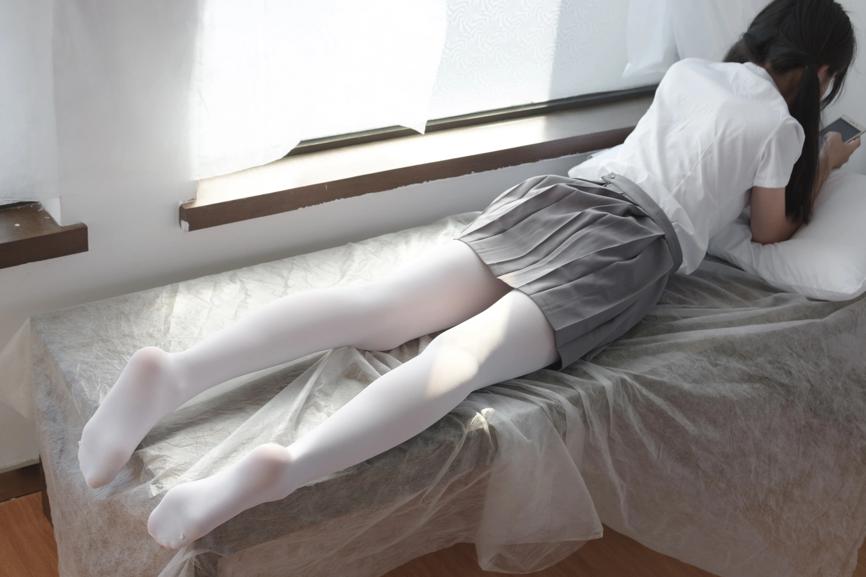 森萝财团 [BETA-029] 玩手机的白丝少女 [182P]插图